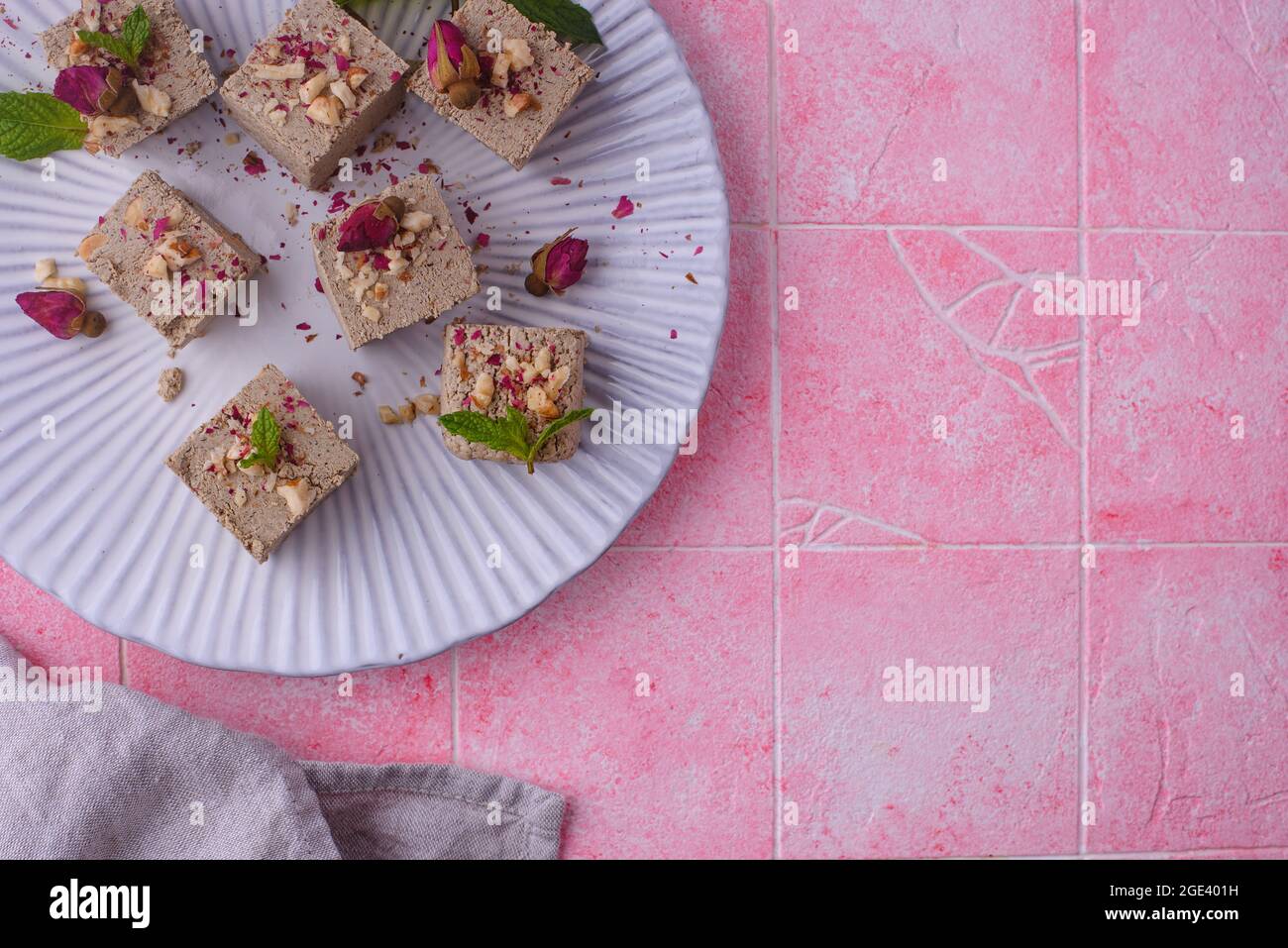 Halva con petalo di rosa e noci. Foto Stock