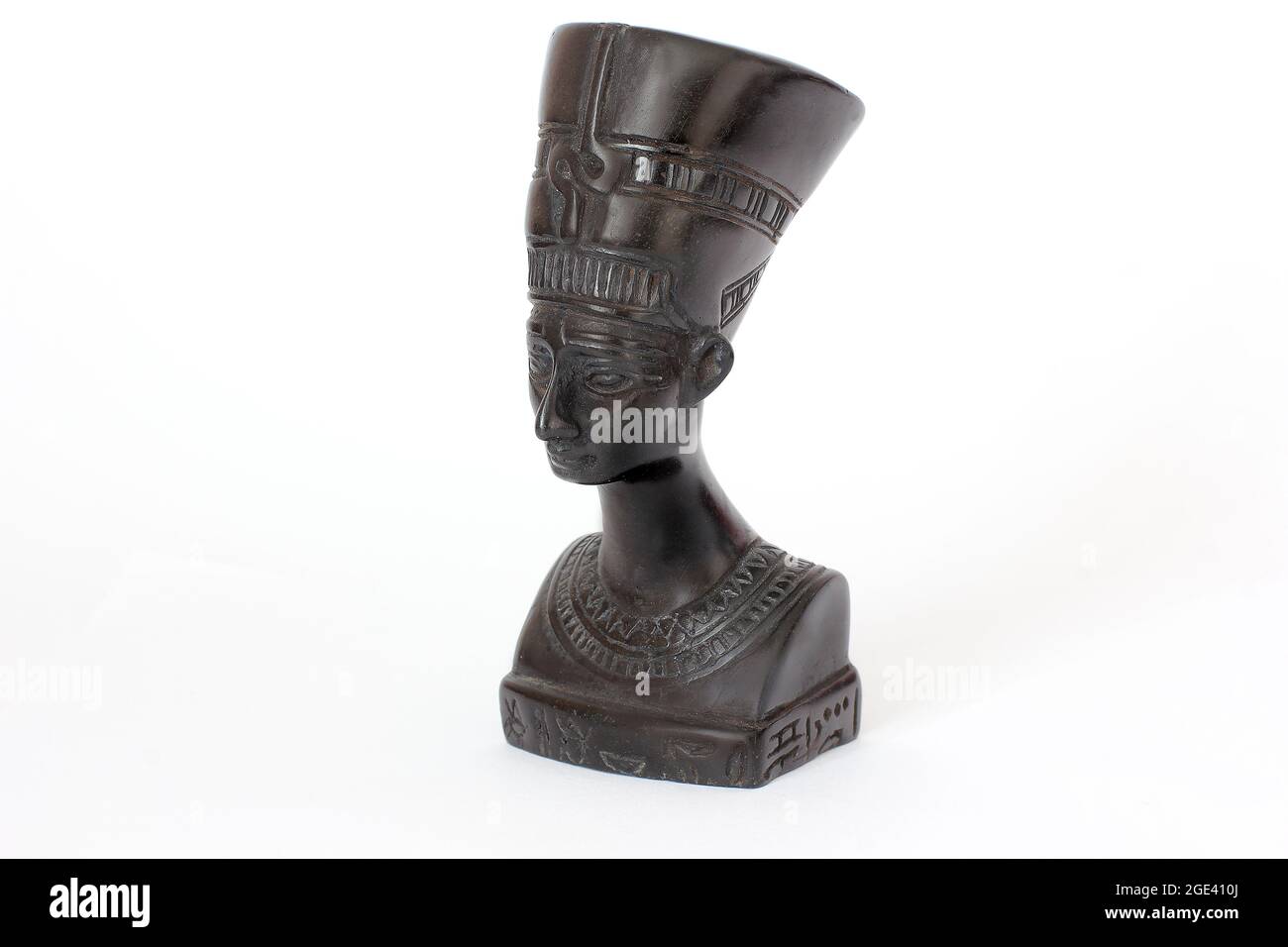 Figurine del tema egiziano su uno sfondo bianco Foto Stock