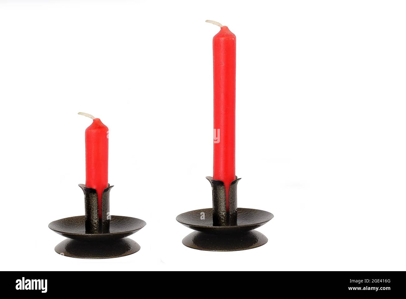 Candele rosse. Candele lunghe Foto stock - Alamy