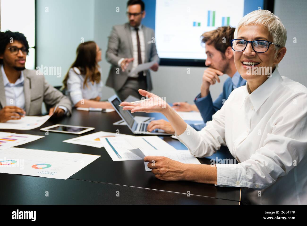 I Responsabili Creative personale che lavora con il nuovo progetto di avvio in ufficio. Il team di brainstorming. Foto Stock