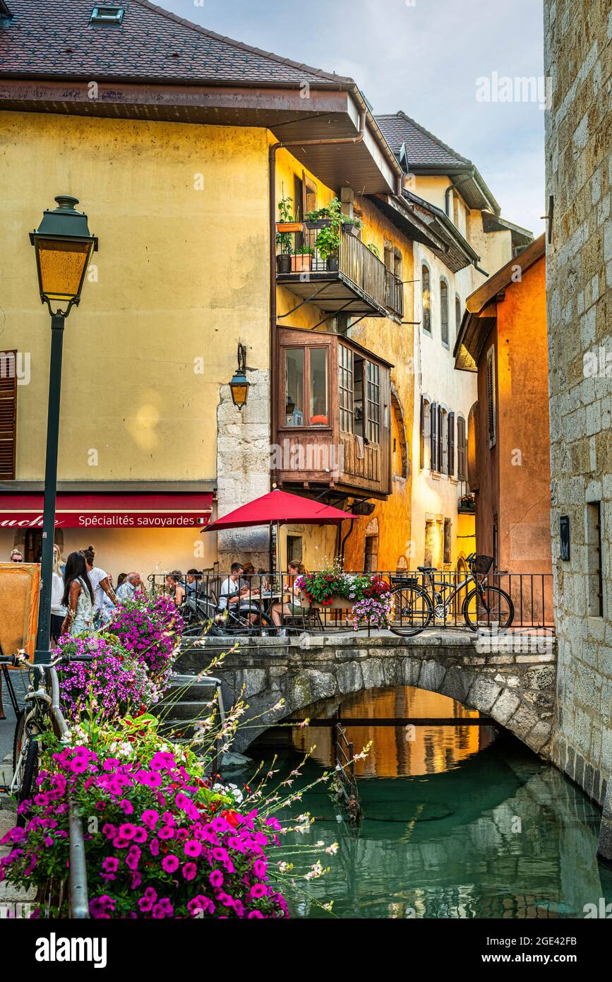 Il ponte Ile unisce le due rive del fiume Thiou ad Annecy. Le case colorate si riflettono nelle sue acque. Annecy, dipartimento di Savoia., Francia Foto Stock