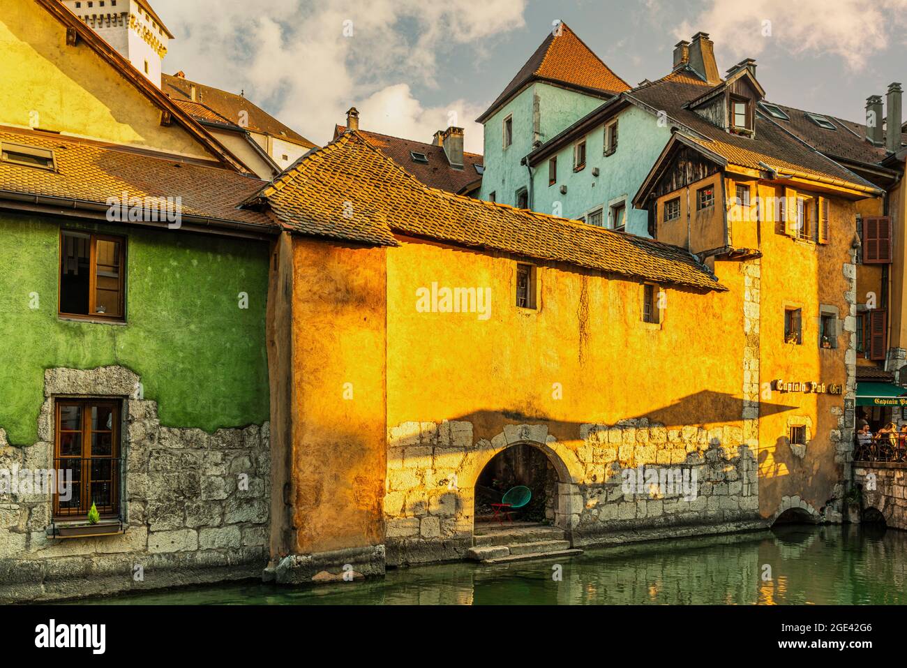 Antiche case colorate si affacciano sul fiume Thiou nella città vecchia di Annecy. Annecy, dipartimento della Savoia, regione Auvergne-Rhône-Alpes, Francia, Europa Foto Stock