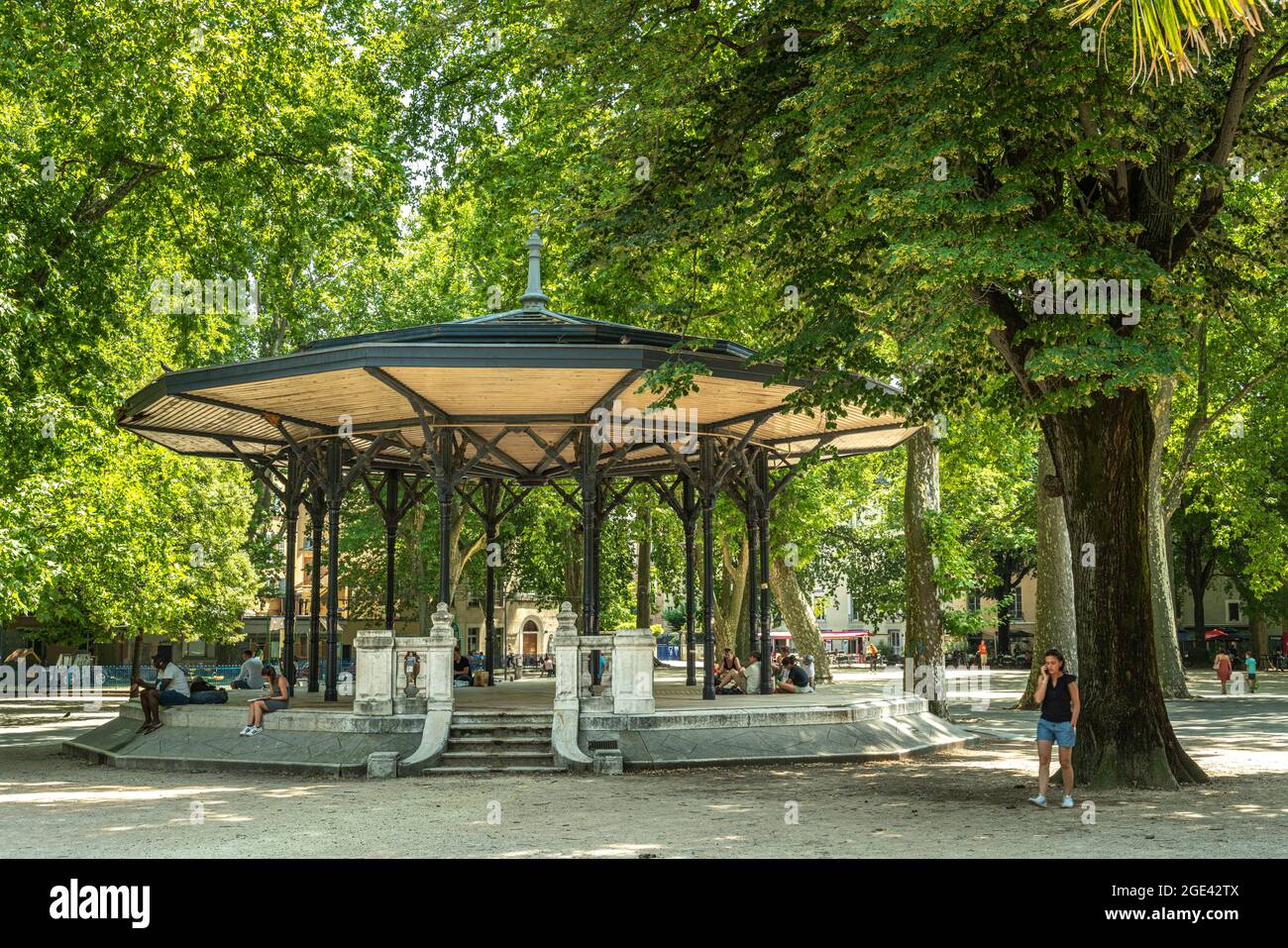 Gazebo nel parco, punto d'incontro per giovani e turisti a Grenoble. Rhône, département de l' Isère, Regione Auvergne-Alpi, Francia, Europa Foto Stock