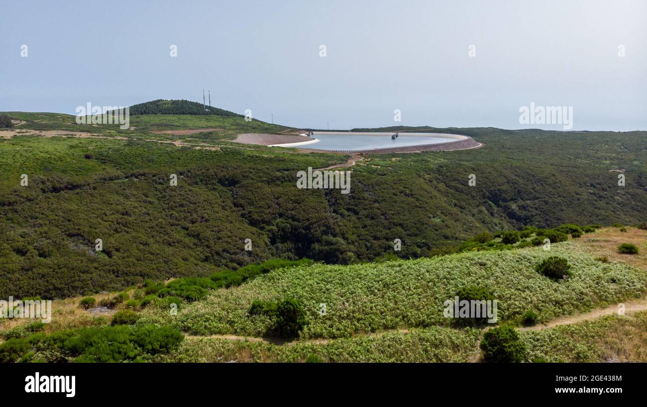 Vista aerea del lago della centrale idroelettrica di pompaggio-immagazzinaggio. Foto Stock