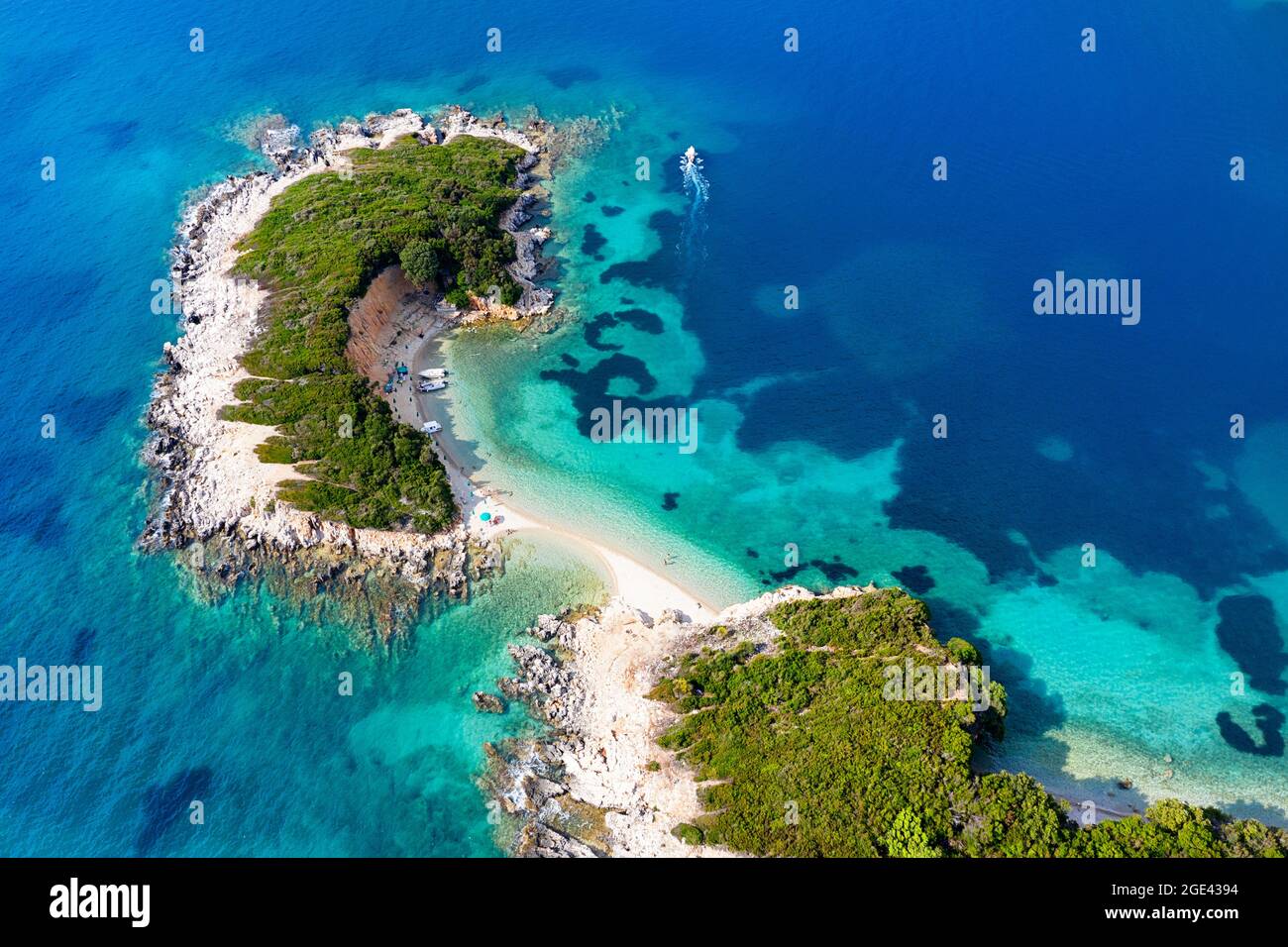 Bella vista aerea delle spiagge sulle isole di Ksamil e il mare dall'alto, preso dal drone, Riviera albanese Foto Stock