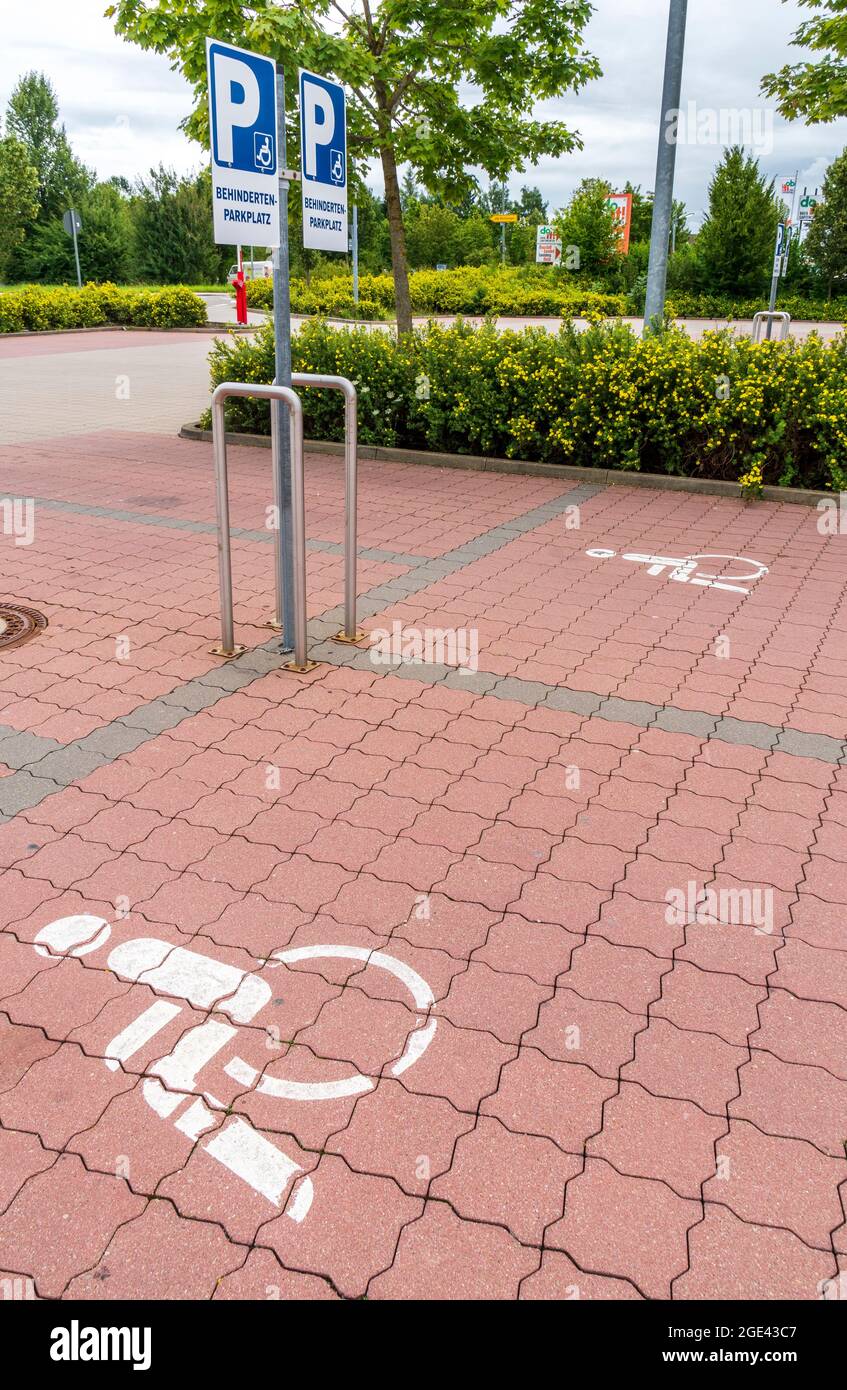 Behindertenparkplatz auf einem Supermarkt Foto Stock
