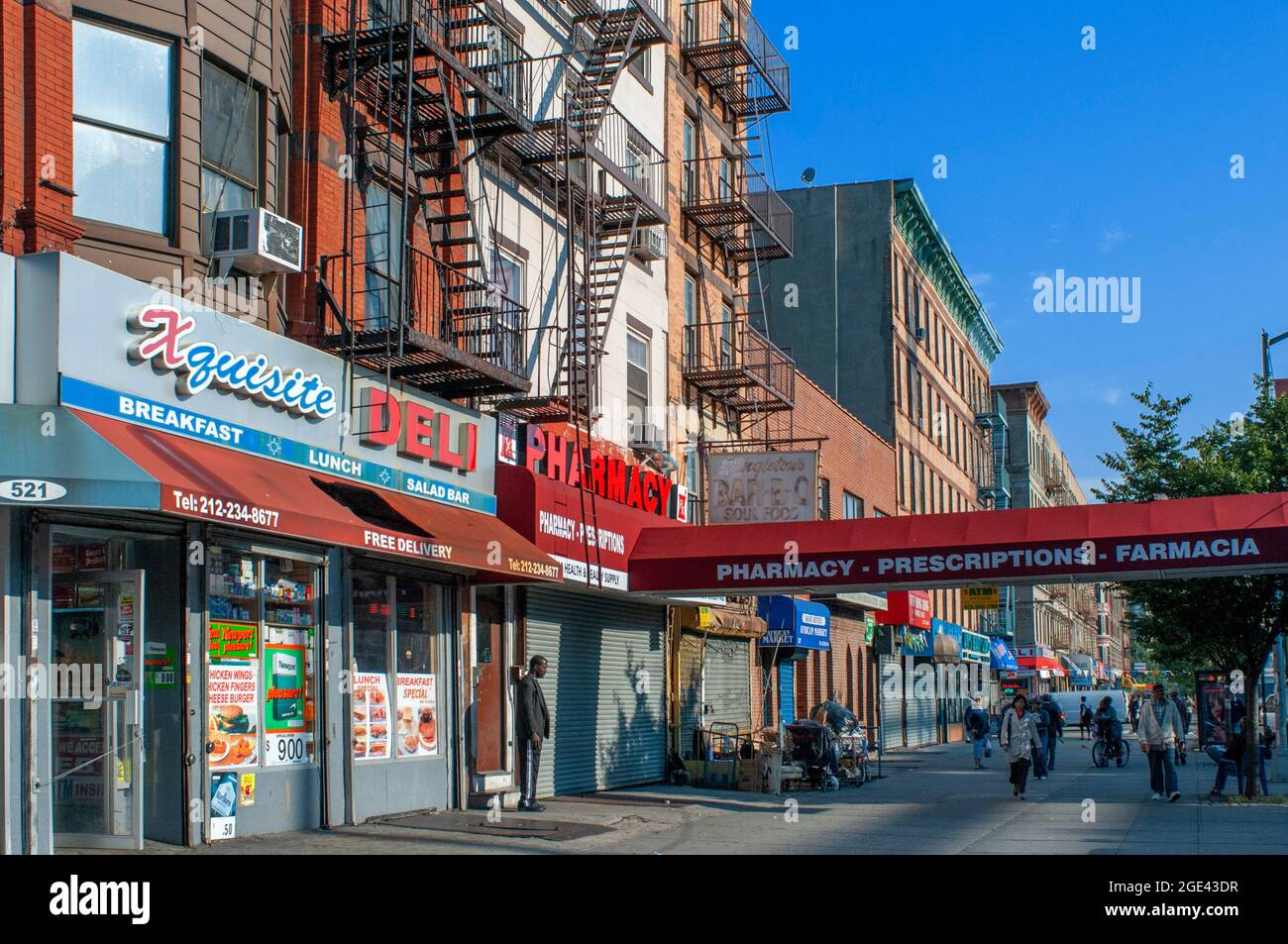 Negozi ed edifici di Harlem Street a Malcolm X Boulevard e Lenox Avenue ad Harlem a Manhattan a New York USA Foto Stock