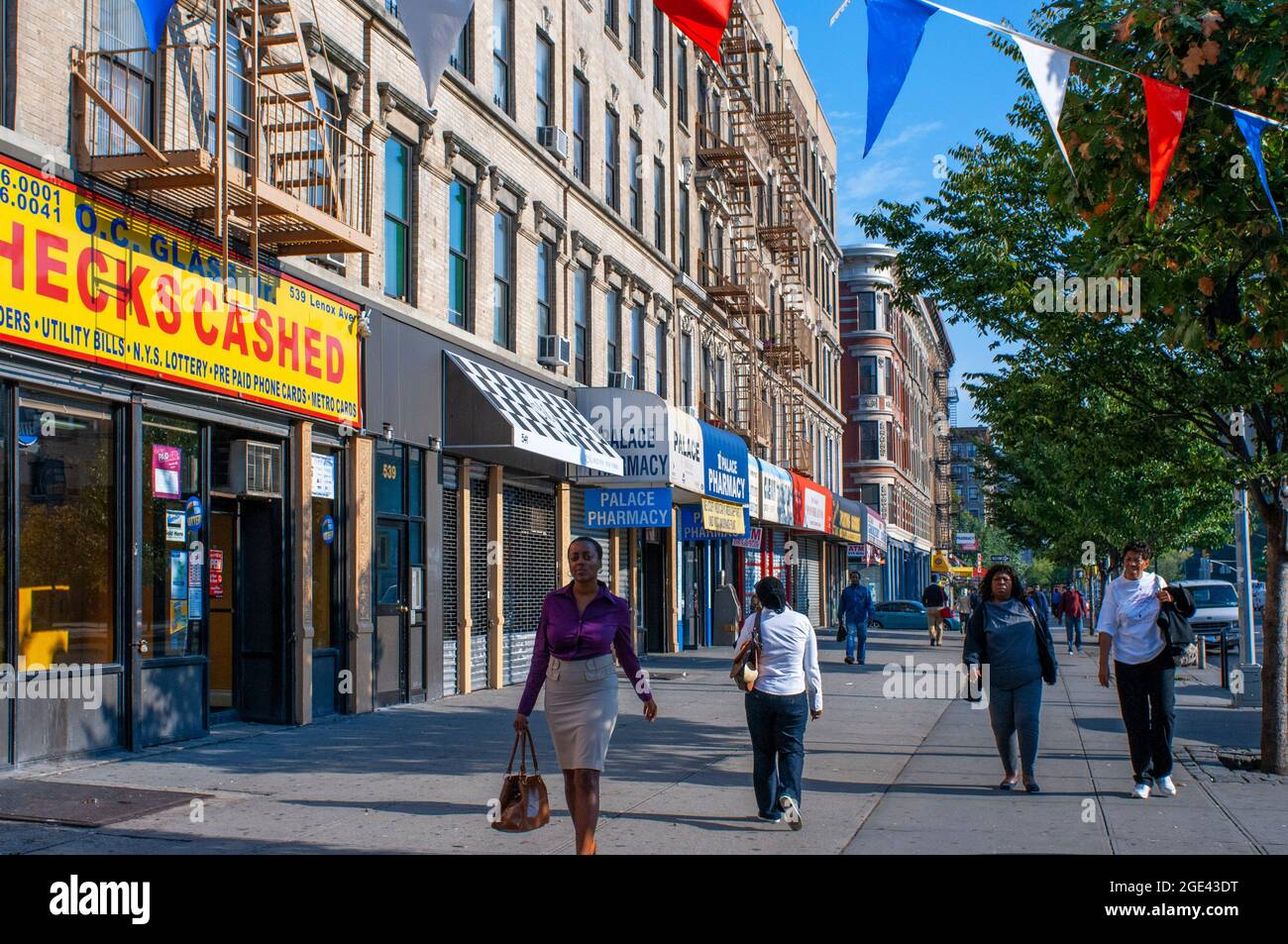 Negozi ed edifici di Harlem Street a Malcolm X Boulevard e Lenox Avenue ad Harlem a Manhattan a New York USA Foto Stock