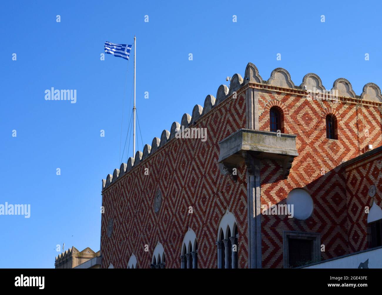 Bandiera greca sventolando nel vento nella città di Rodi, Grecia Foto Stock