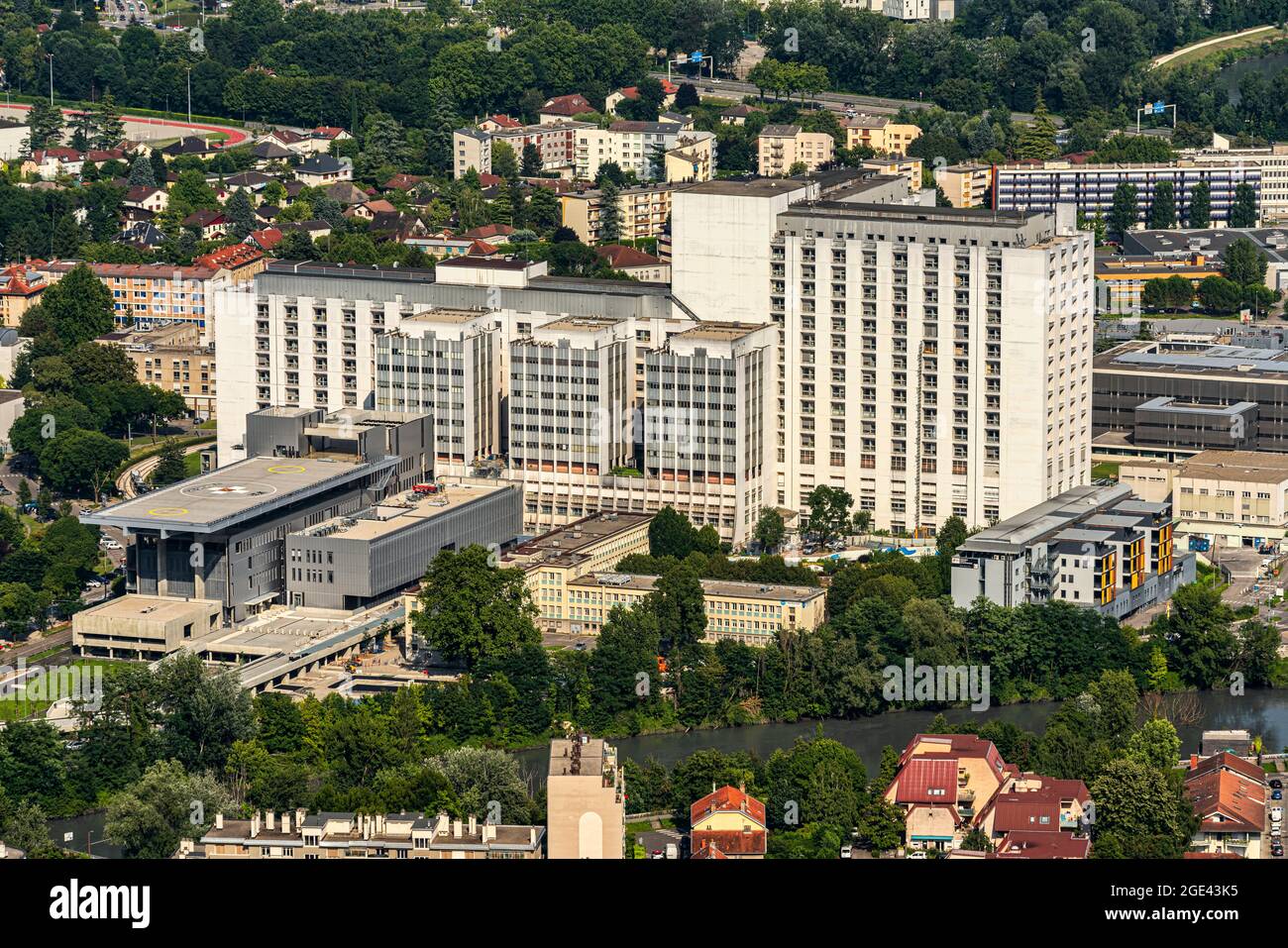 Il centro ospedaliero dell'Università di Grenoble Alpes nel quartiere di Grenoble. Distretto di Grenoble, dipartimento Isère, regione Auvergne-Rhône-Alpes, Francia, Euro Foto Stock