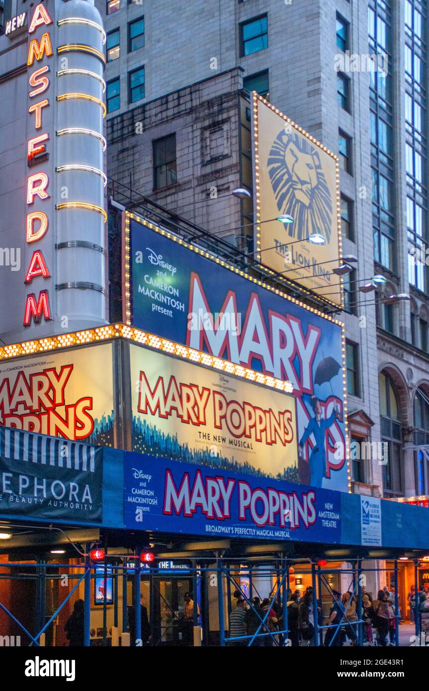 New York City Midtown Manhattan Street Theatre District Mary Poppins Amsterdam Theater Foto Stock