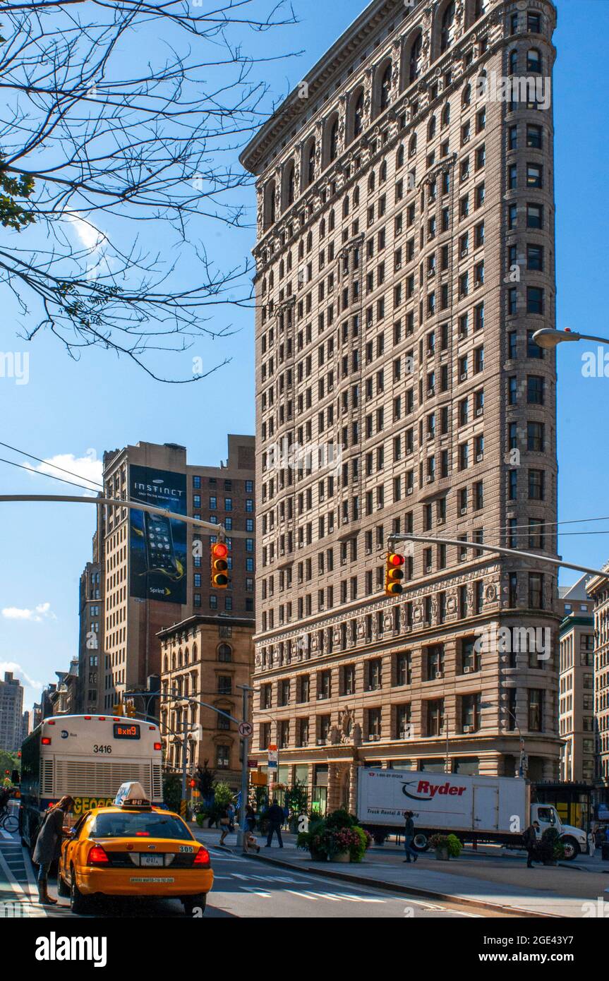 Edificio Flatiron. Tra la 22nd Street e la 23rd Street e tra Broadway e la 5th Ave uno degli edifici più emblematici della città di New York è il Foto Stock