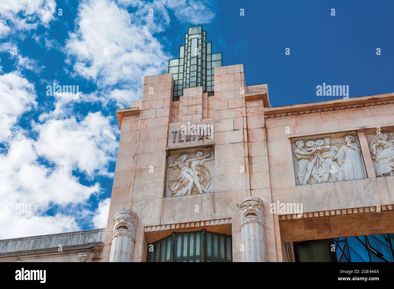 Particolare della splendida facciata Art Deco dell'ex Teatro Eden nel centro di Lisbona, progettata dagli architetti Cassiano Branco e Carlo Florencio Foto Stock
