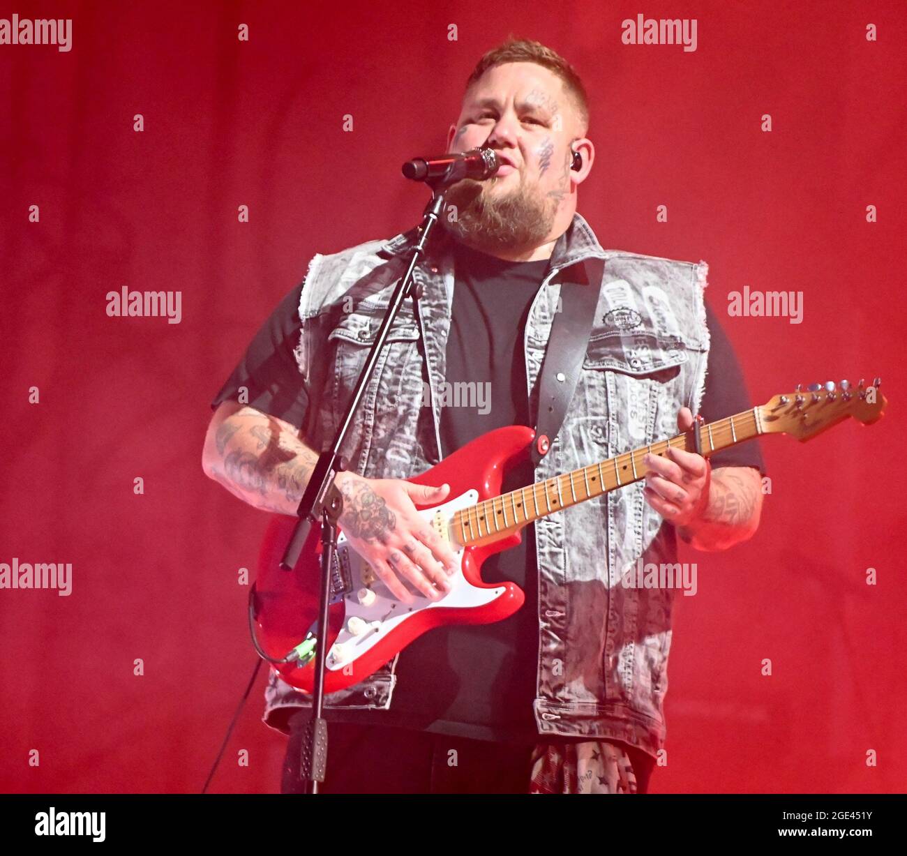 RAG N Bone Man che si esibisce dal vivo all'ippodromo di Doncaster Foto Stock