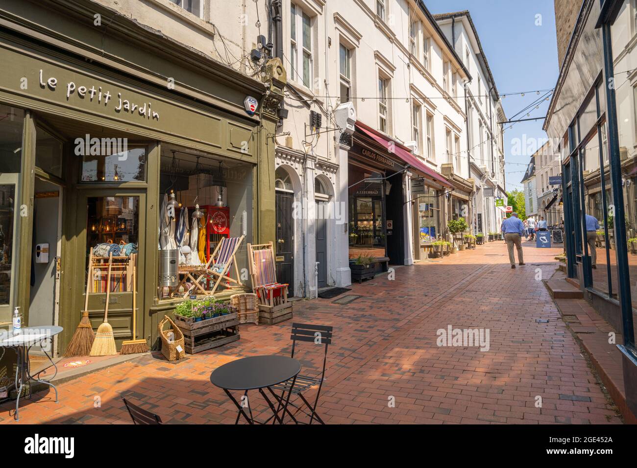 Negozi in High St, Tunbridge Wells Kent. Con restrizioni Covid in vigore. Foto Stock