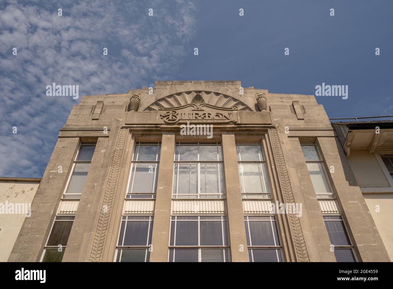 Di fronte al vecchio negozio di articoli di sartoria Burton a Tunbridge Wells kent. Foto Stock