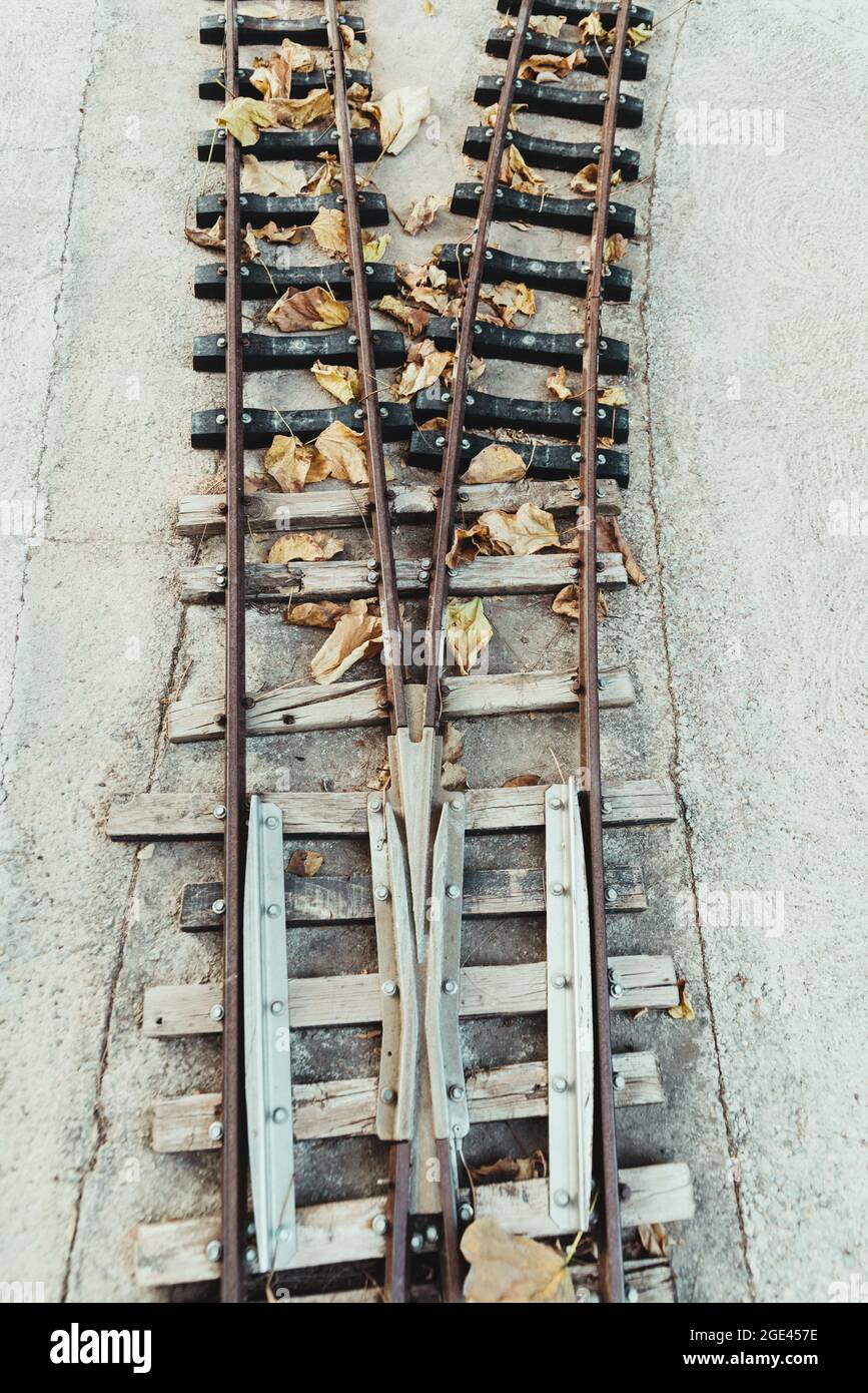 Vecchio binario ferroviario con binari che si diramano in due direzioni diverse. Foto Stock