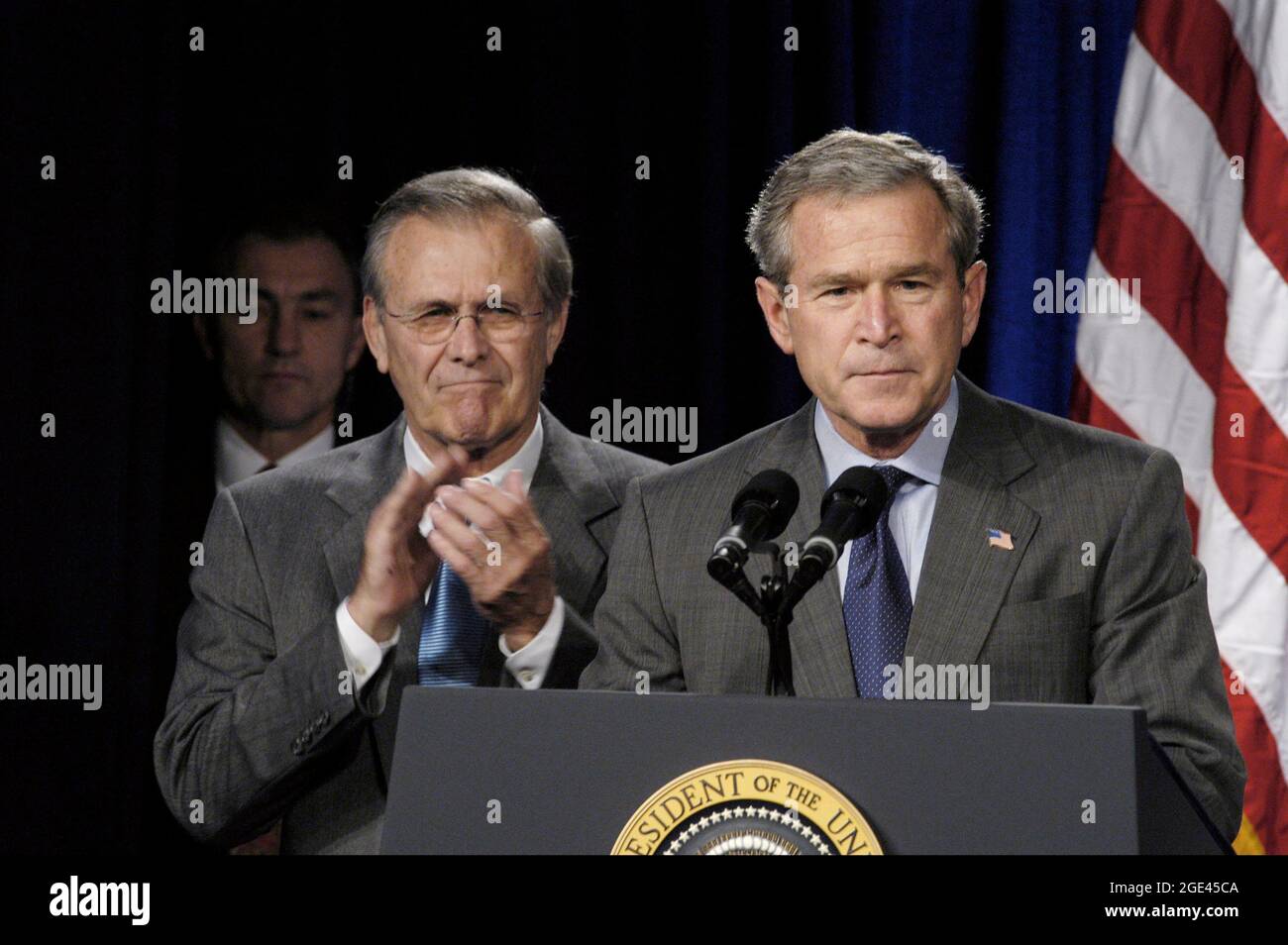 WASHINGTON DC, USA - 24 novembre 2003 - il Segretario della Difesa statunitense Donald H Rumsfeld applaude il presidente George W Bush durante le sue osservazioni al Pentagono. Foto Stock