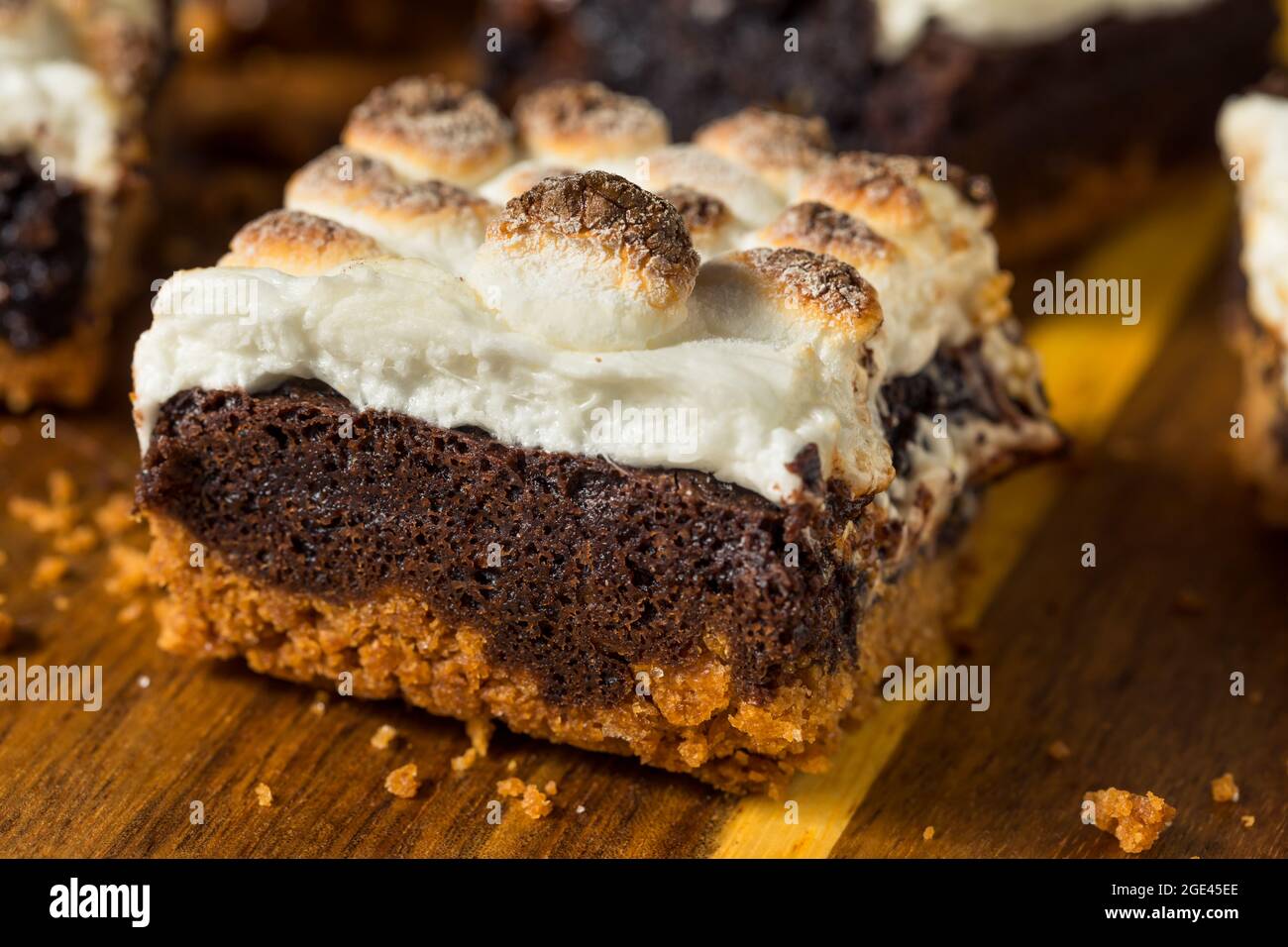 Zuccherate Brownie al cioccolato fatte in casa con marshmallows tostati Foto Stock
