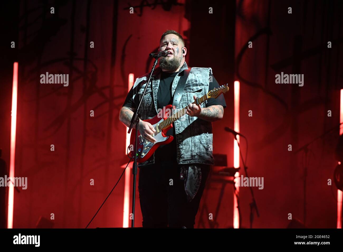 RAG N Bone Man che si esibisce dal vivo all'ippodromo di Doncaster Foto Stock