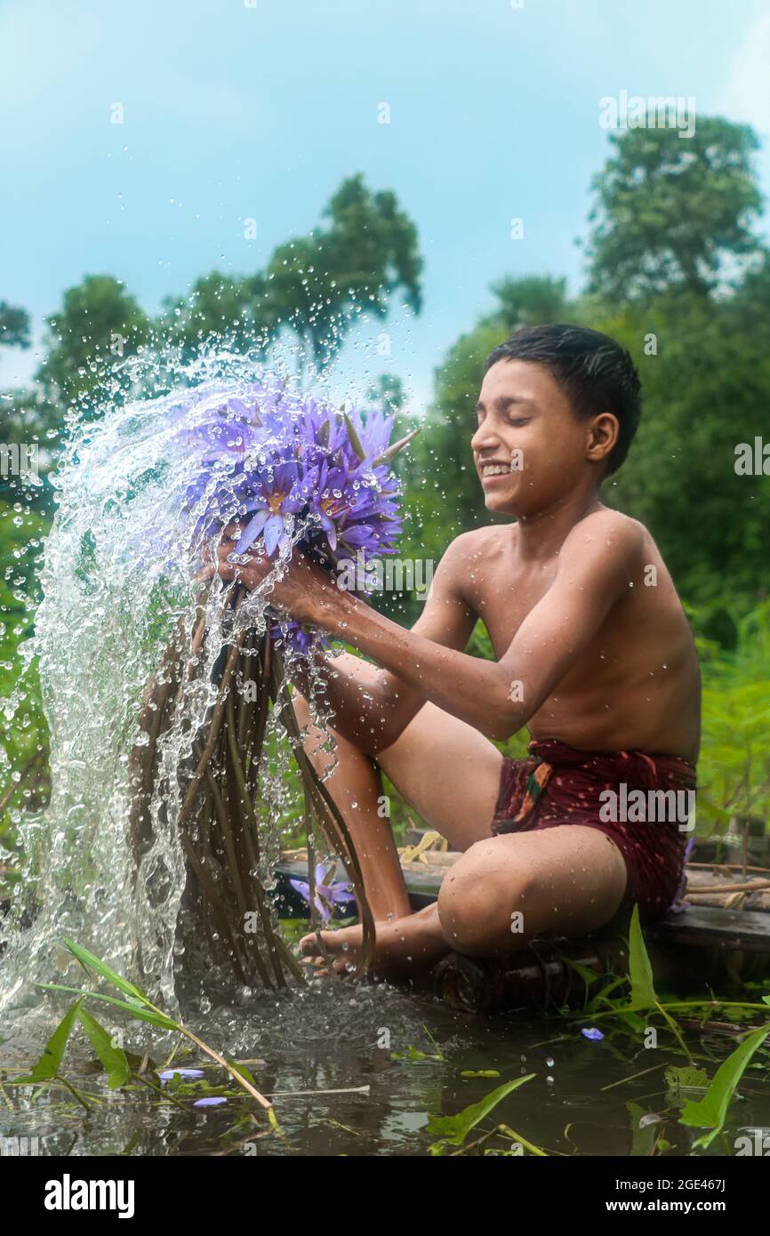 Bel sorriso con giglio d'acqua Foto Stock