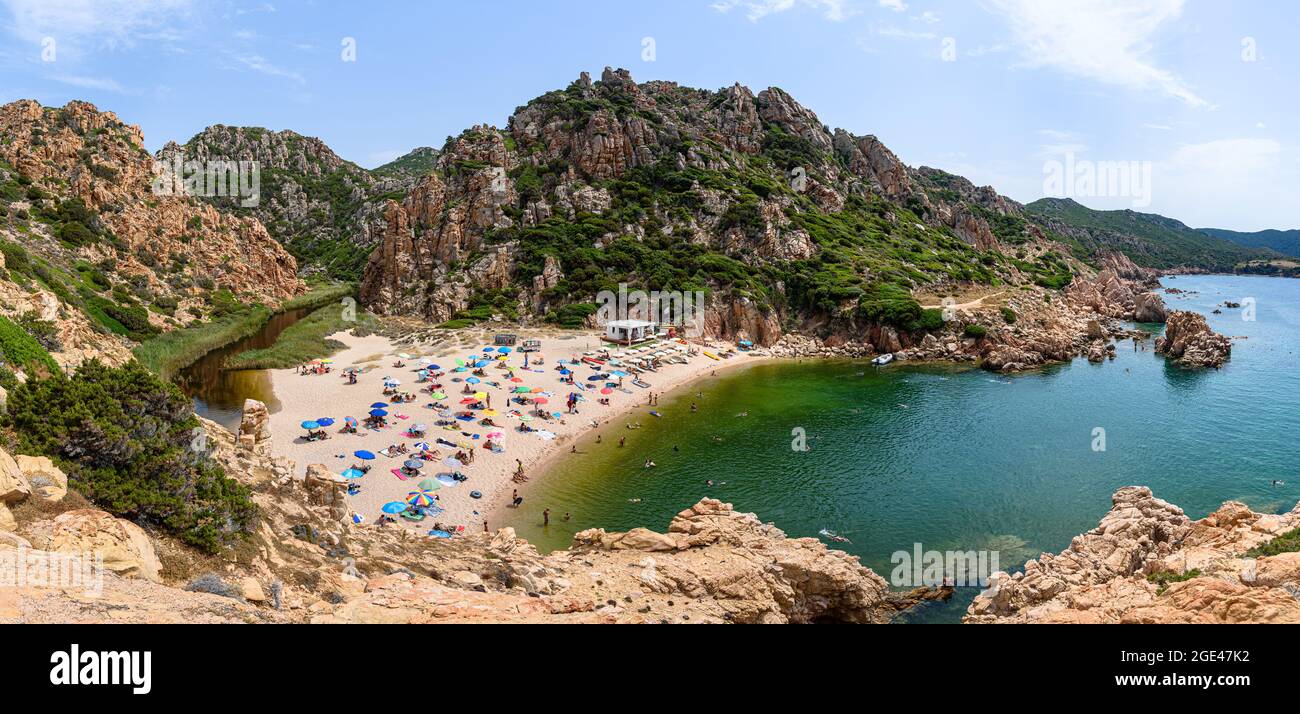 Persone e ombrelloni / ombrelloni sulla spiaggia di li Cossi alla Costa Paradiso di Sardegna, Italia Foto Stock