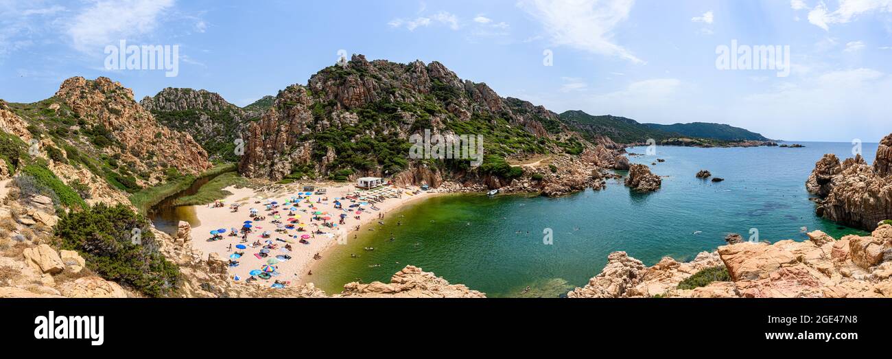 Persone e ombrelloni / ombrelloni sulla spiaggia di li Cossi alla Costa Paradiso di Sardegna, Italia Foto Stock