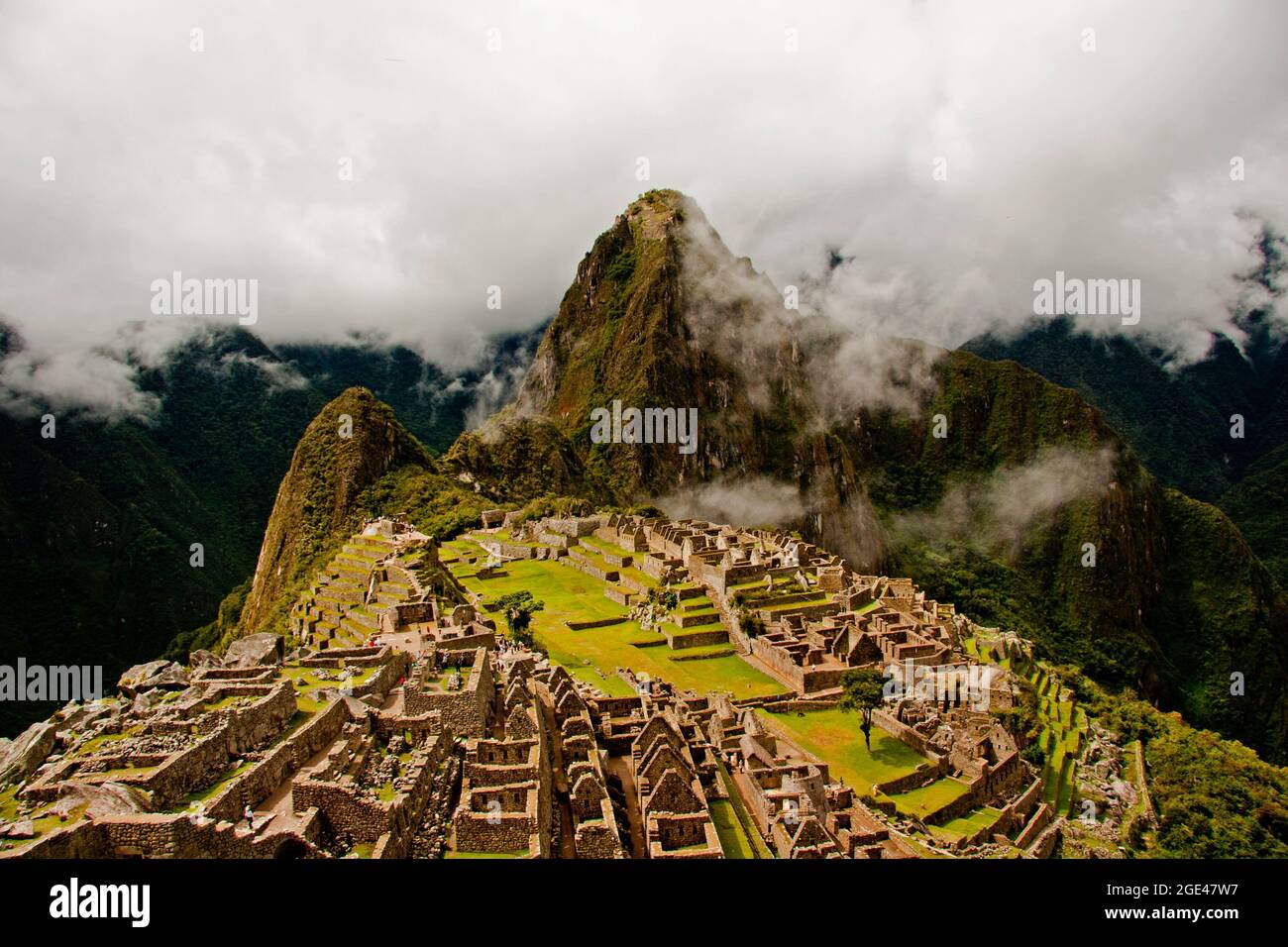 Machu Picchu vista panoramica con la montagna tra le nuvole Foto Stock