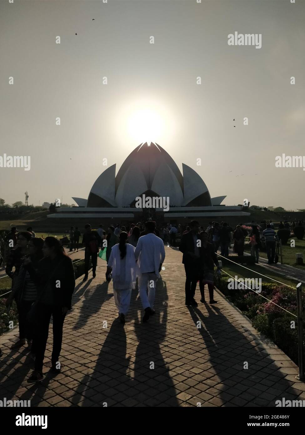 DELHI, INDIA - 14 GIUGNO 2017: Casa di culto Bahai popolarmente conosciuto come il Tempio del Loto a causa della sua struttura simile a loto al tramonto a Nuova Delhi, India Foto Stock