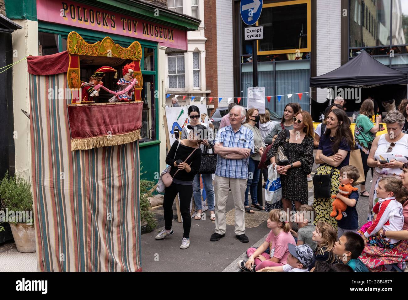 Pollock's Toy Museum Fitzrovia Fête laboratori, spettacoli e giochi intorno al Museo di Whitfield Street e Scala Street, nel centro di Londra, Regno Unito Foto Stock