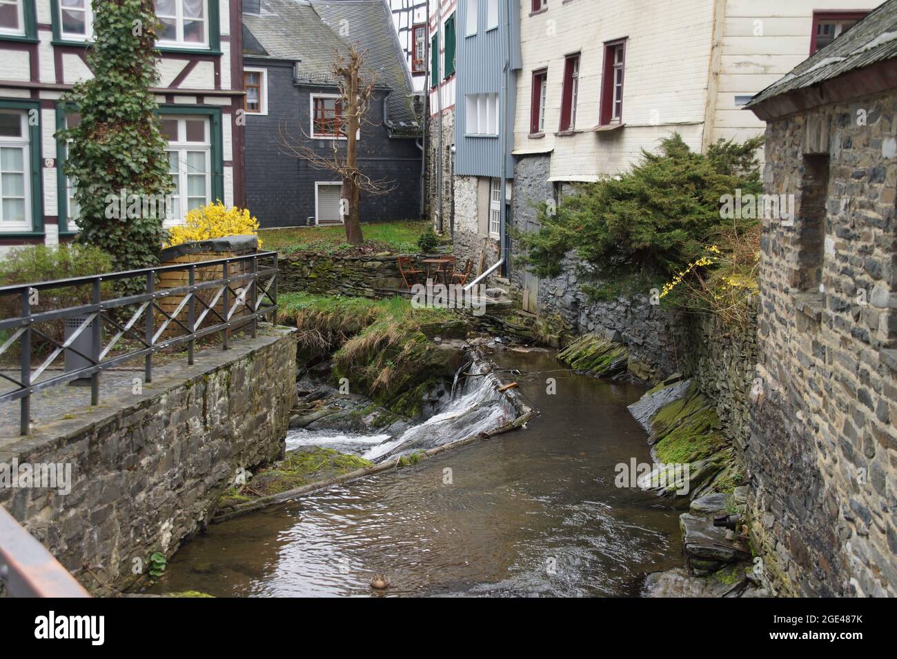 MONSCHAU, GERMANIA - Apr 07, 2012: A Deutschland Monschau Germania città vecchia viaggio edifici accoglienti tavoli da ristorante, Montjoie Mondjoye, Eifel regione Foto Stock