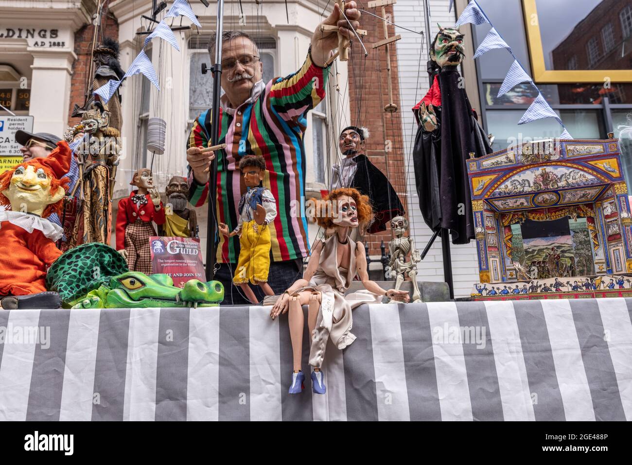 Pollock's Toy Museum Fitzrovia Fête laboratori, spettacoli e giochi intorno al Museo di Whitfield Street e Scala Street, nel centro di Londra, Regno Unito Foto Stock