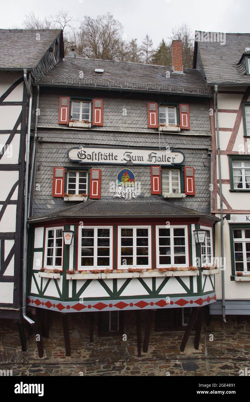 MONSCHAU, GERMANIA - Apr 07, 2012: A Deutschland Monschau Germania città vecchia viaggio edifici accoglienti tavoli da ristorante, Montjoie Mondjoye, Eifel regione Foto Stock