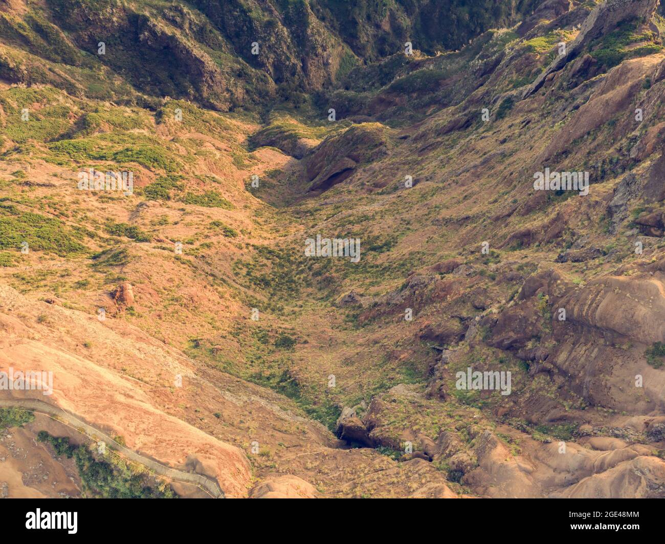 Vista dal basso del sentiero che segue il crinale vulcanico di montagna. Pico do Areeiro a Madeira, Portogallo. Foto Stock
