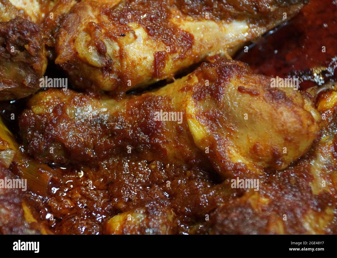 'Ayam Masak Merah', una ricetta malese di pollo fritto in salsa piccante Foto Stock