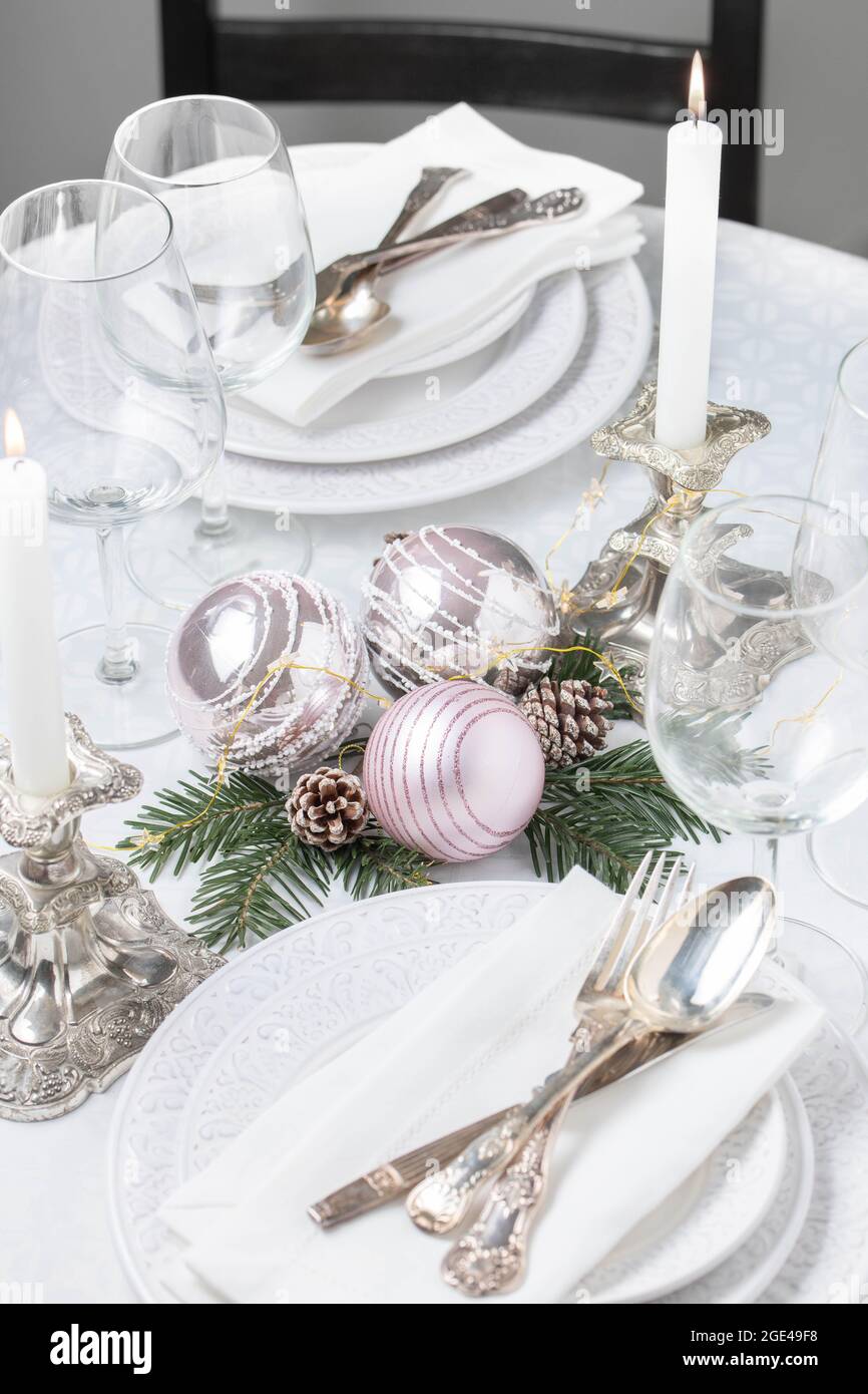 Tavolo natalizio con tovaglioli bianchi, posate a fettine antiche e portacandele Foto Stock