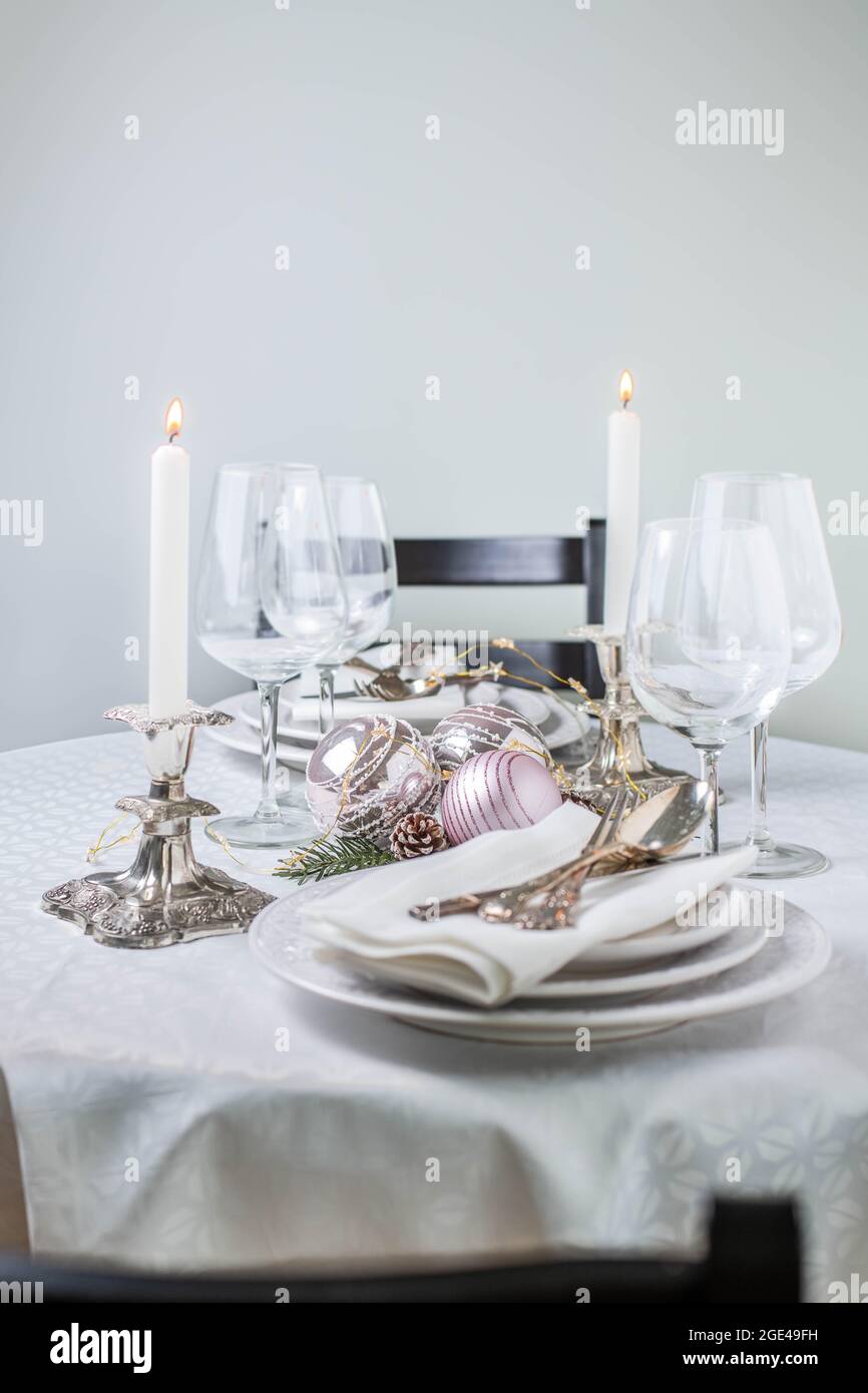 Tavolo natalizio con tovaglioli bianchi, posate a fettine antiche e portacandele Foto Stock