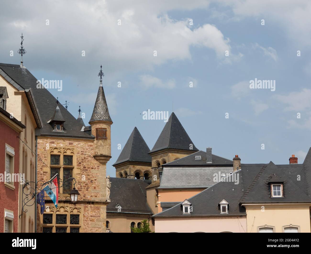 Una classica prospettiva facciata in Echternach con un cielo blu d'estate Foto Stock
