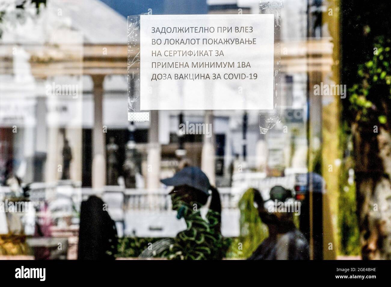 Skopje. 16 agosto 2021. Foto scattata il 16 agosto 2021 mostra un cartello sulla porta di un ristorante che informa che solo le persone vaccinate contro COVID-19 possono entrare nel ristorante di Skopje, Macedonia del Nord. Credit: Tomislav Georgiev/Xinhua/Alamy Live News Foto Stock