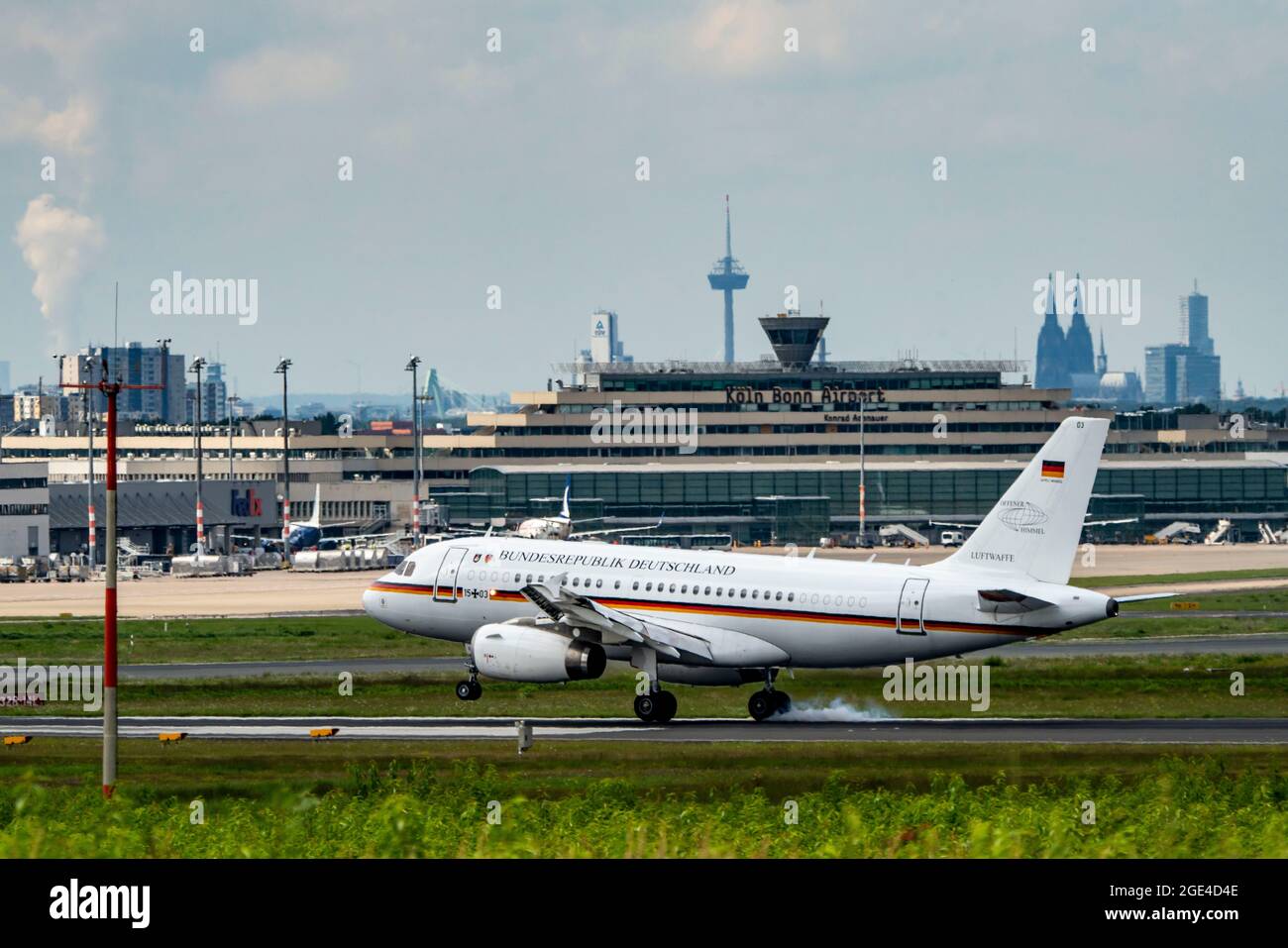 Aeroporto di Colonia-Bonn, CGN, A319-133 dell'Aeronautica militare tedesca, 15+03, Air Readiness del Ministero Federale della Difesa, all'atterraggio, skyline, Colonia CA Foto Stock