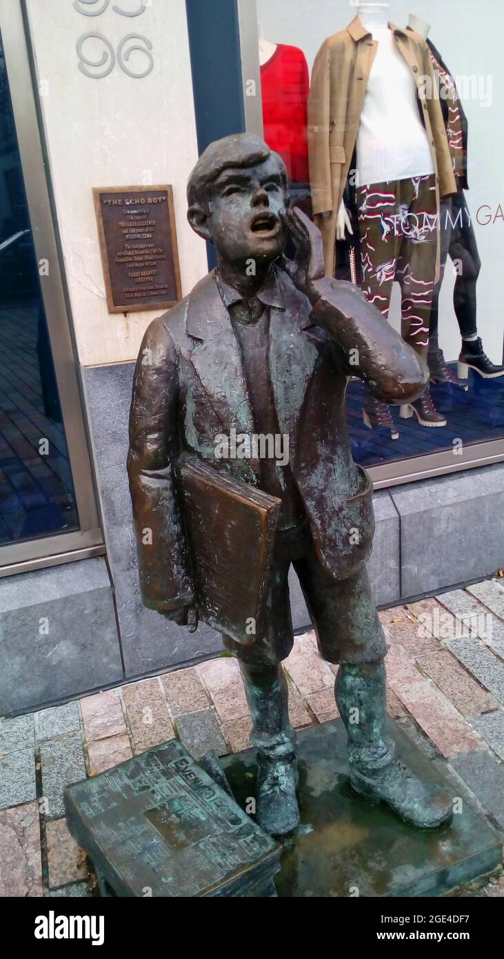 L'Echo Boy, una statua in bronzo di Barry Moloney, Saint Patrick Street, Cork, Irlanda, commemora 100 anni dell'Echo serale Foto Stock