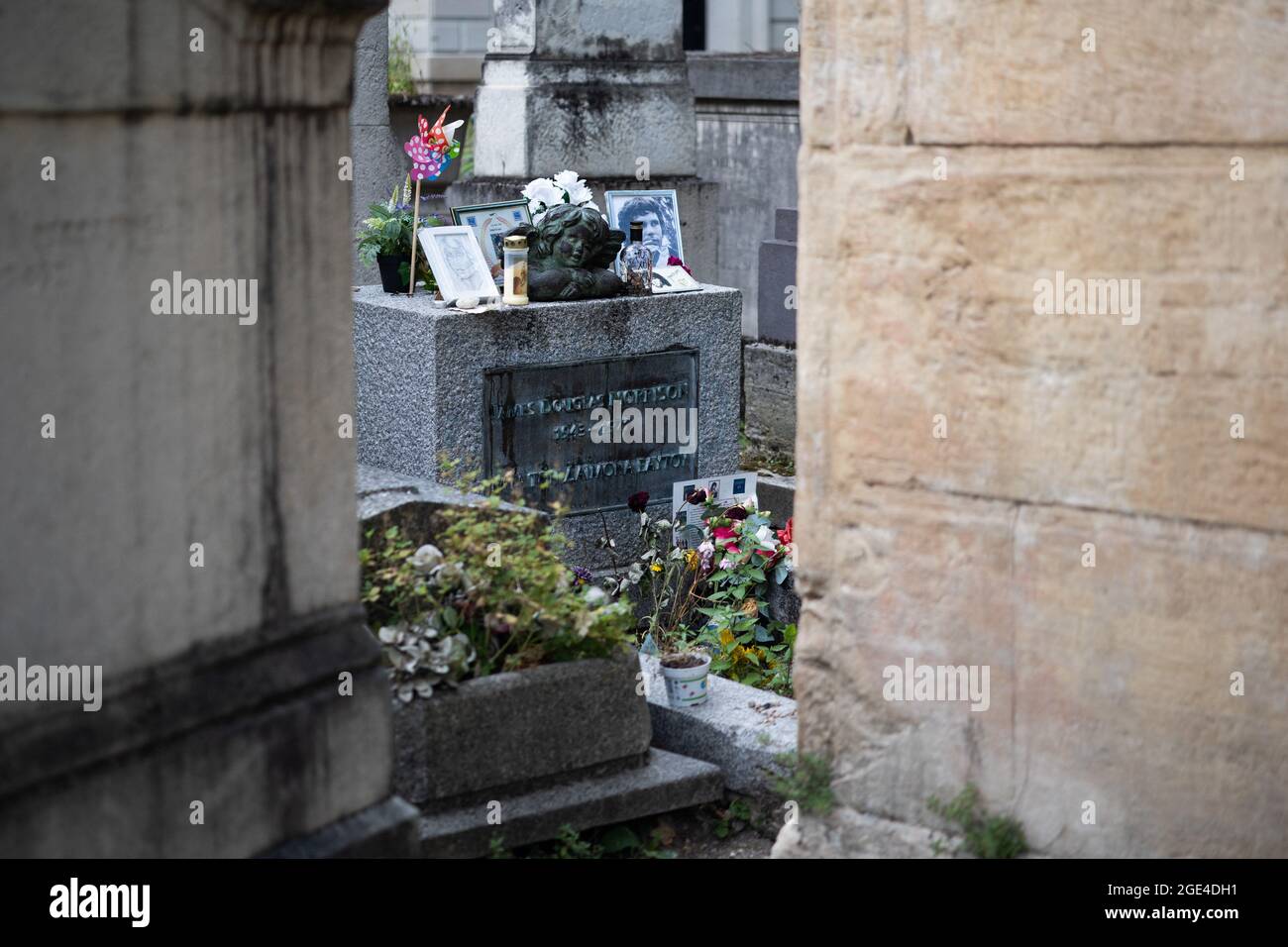 Tomba del frontman delle porte Jim Morrison al cimitero di Pere Lachaise a Parigi, il 16 agosto 2021. Foto di Raphael Lafargue/ABACAPRESS.COM Foto Stock