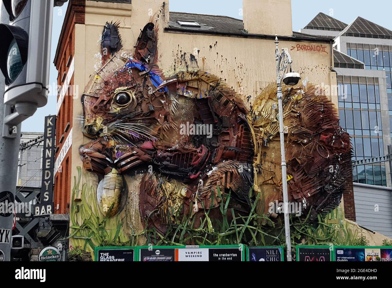 Iconico murale di Squirrel Rosso a Tara Street costruito utilizzando rifiuti e rifiuti trovati in tutta la città da Artur Bordalo, Dublino, Irlanda Foto Stock