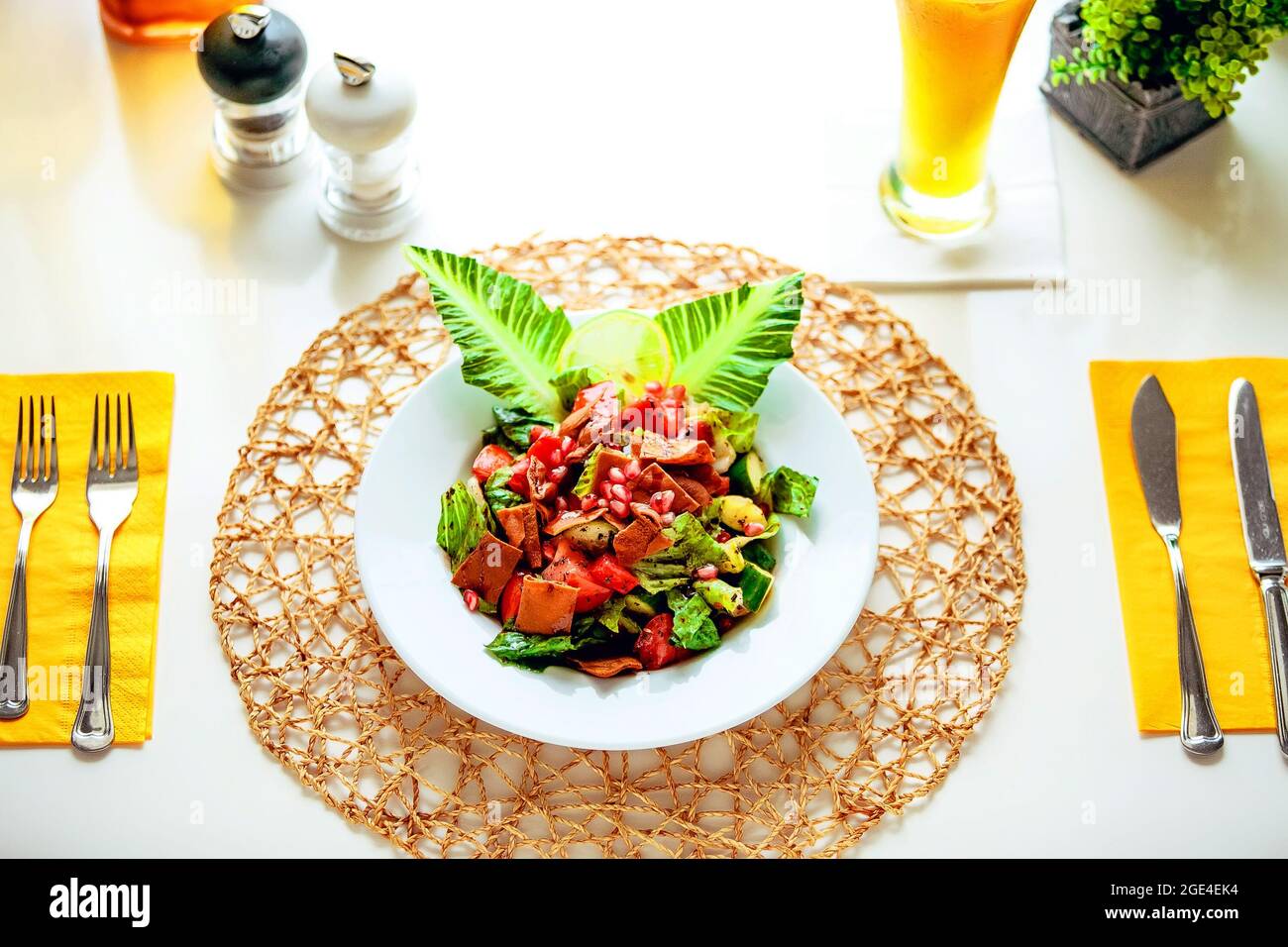 Un tavolo con piatti di cibo su un piatto Foto Stock