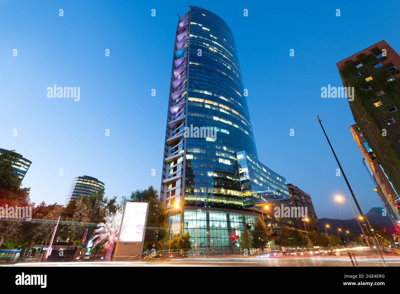 Santiago del Cile, Regione Metropolitana, Cile - Vista notturna del grattacielo torre di titanio. Foto Stock