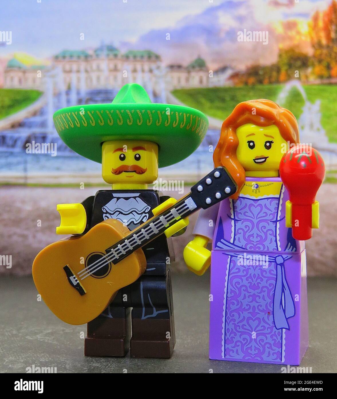 GREENVILLE, STATI UNITI - 22 aprile 2020: Le mini-figure Lego di musicanssmile messicano, attivo. Chitarra Foto Stock
