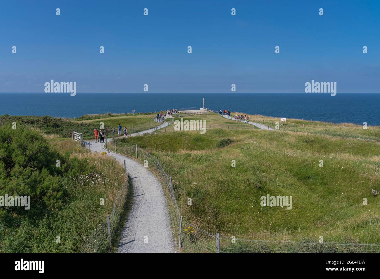 Pointe-Du-Hoc, Francia - 08 03 2021: Punto di vista da la Pointe-Du-Hoc. Edificio di blocco e monumento commemorativo Foto Stock