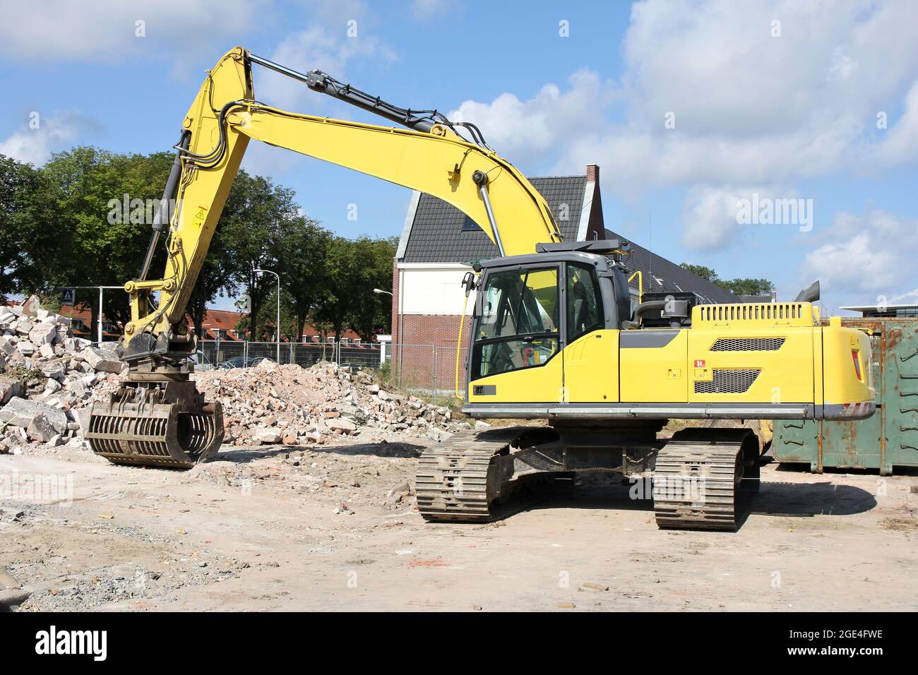 escavatore da demolizione in cantiere Foto Stock