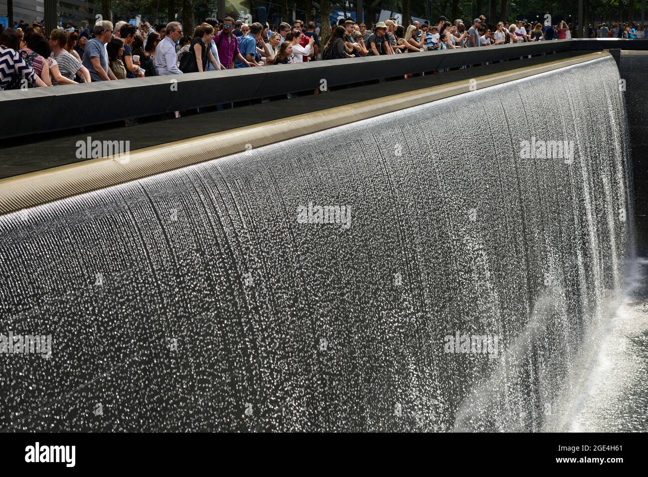 USA, New York City, 9/11 Memorial Ground Zero per la memoria delle vittime di un attentato terroristico dell'11 settembre 2001 alla torre del centro commerciale mondiale, bacino idrico, piscina riflettente, acqua corrente, cascata Foto Stock