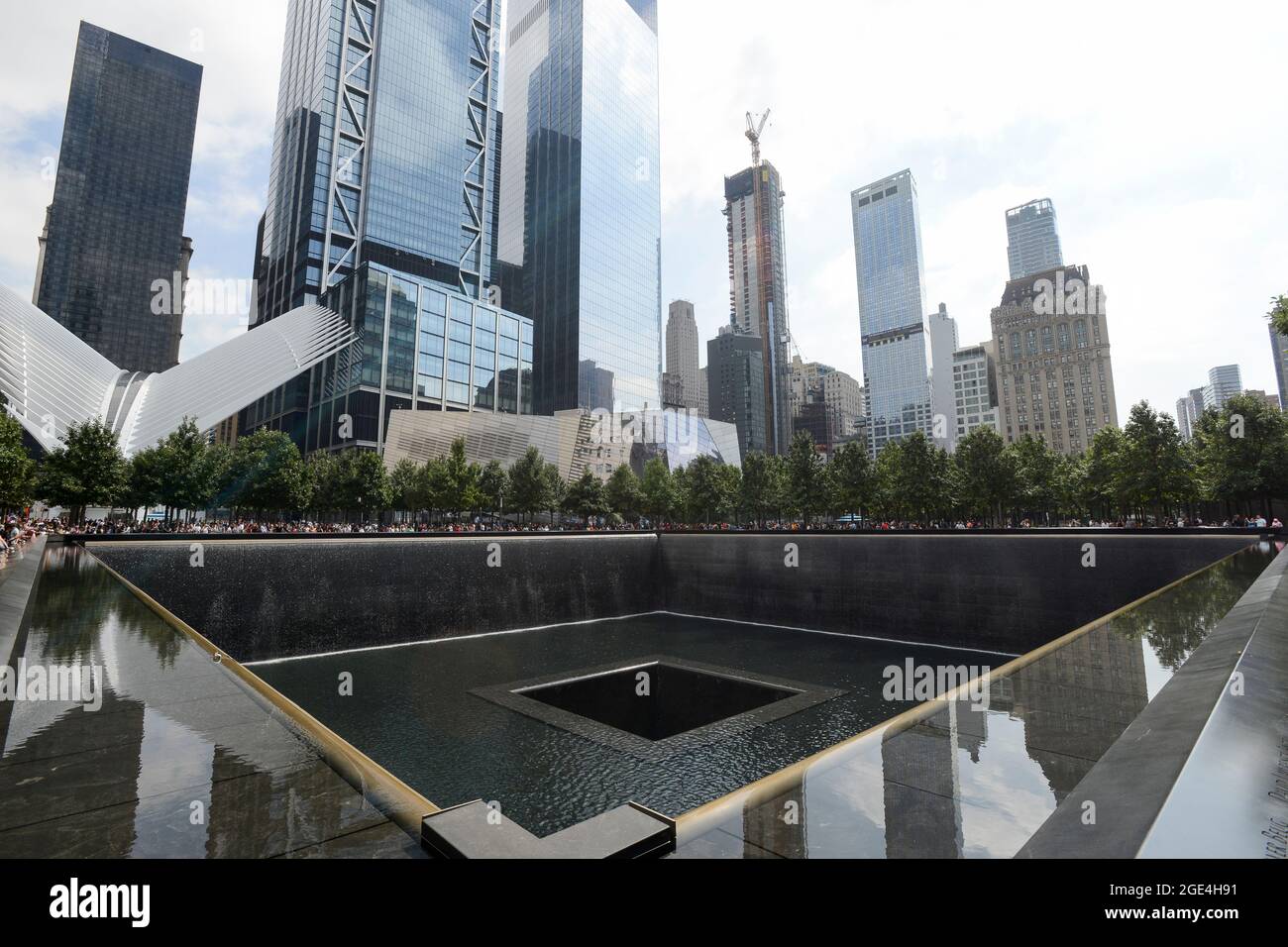 USA, New York City, 9/11 Memorial Ground Zero per la memoria delle vittime di un attacco terroristico dell'11 settembre 2001 alla torre del centro commerciale mondiale / USA, New York, Ground Zero Mahnmal für Opper der Terroranschlaege am 11. 2001 settembre WTC World Trade Center, Fundamentloch eines eingestürzten Towers mit Wasserspiel Foto Stock